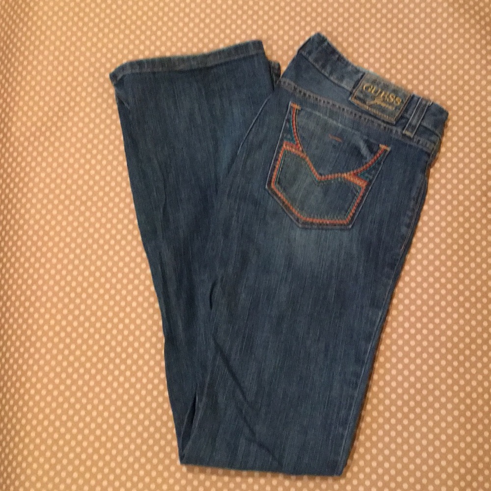 Guess denim jeans with back pocket embroidery!